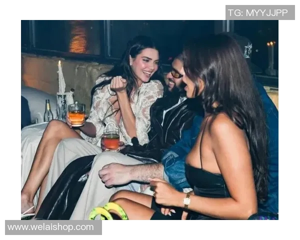 足球明星与肯豆亲密互动引发热议时尚与运动的完美结合